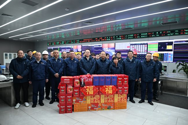 新春慰问暖一线 凝心聚力启新程 万基控股集团总经理周永丹带队慰问坚守生产一线员工